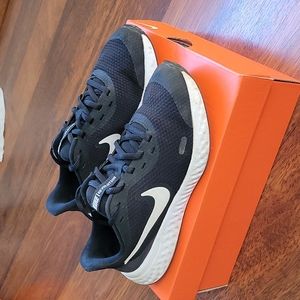 Nike Revolution Sneaker Size 4Y Black & White